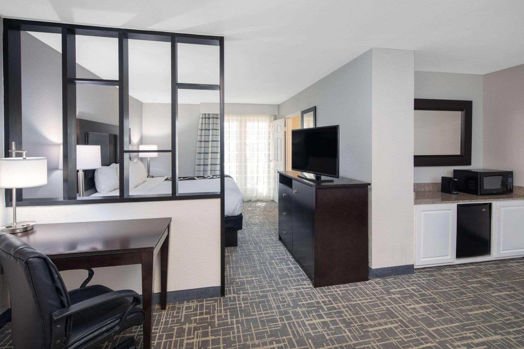 One-Bedroom King Suite - Non-Smoking,1652749674:JPEG